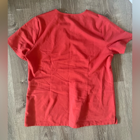 FIGS Clothing Casma Three-Pocket Scrub Top - Picture 2 of 3